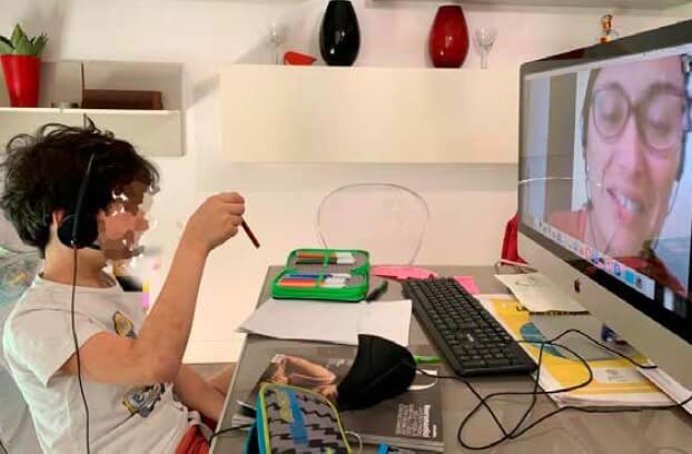 ragazzo al computer